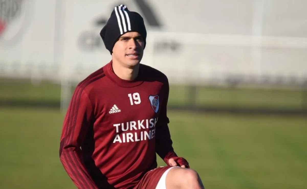 El colombiano Rafael Borré, en el inicio de una nueva semana de trabajos en Ezeiza