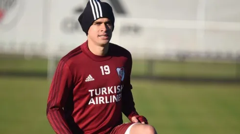 El colombiano Rafael Borré, en el inicio de una nueva semana de trabajos en Ezeiza