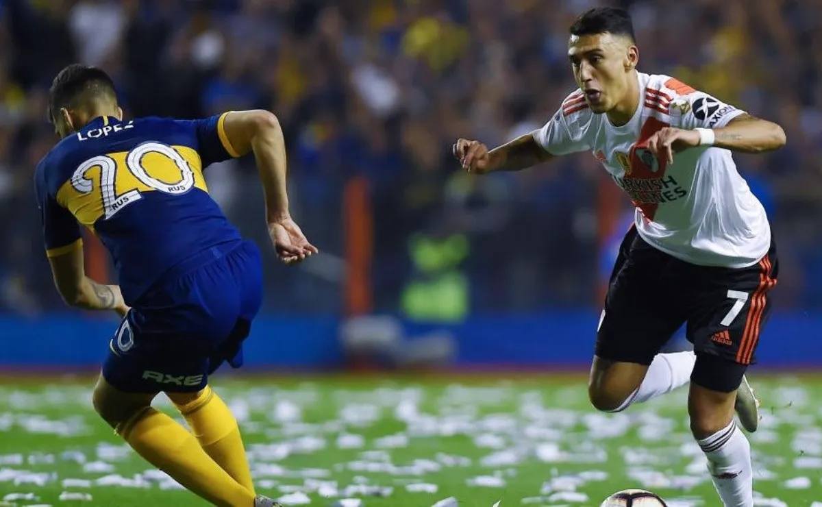 Matías Suárez engañando a su rival en lo que fue el último Superclásico jugado de manera oficial