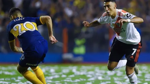 Matías Suárez engañando a su rival en lo que fue el último Superclásico jugado de manera oficial