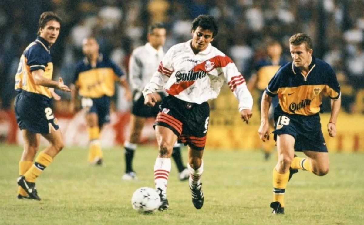 Monserrat jugando un superclásico en 1998, en la Bombonera