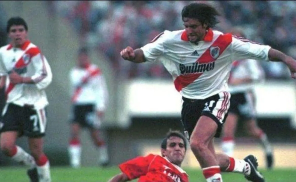 La imagen de Berti es de un River-Independiente en 1999, con Cascini barriéndose y Saviola mirando.