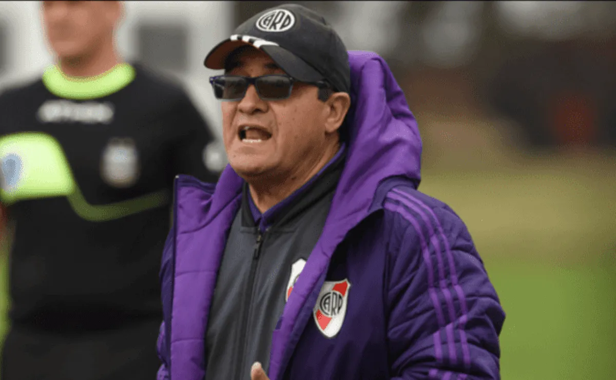 El técnico de Octava División del Millonario charla seguido con Gallardo.