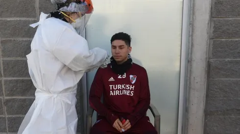 El momento en el que le realizaron el test en el predio de Ezeiza.