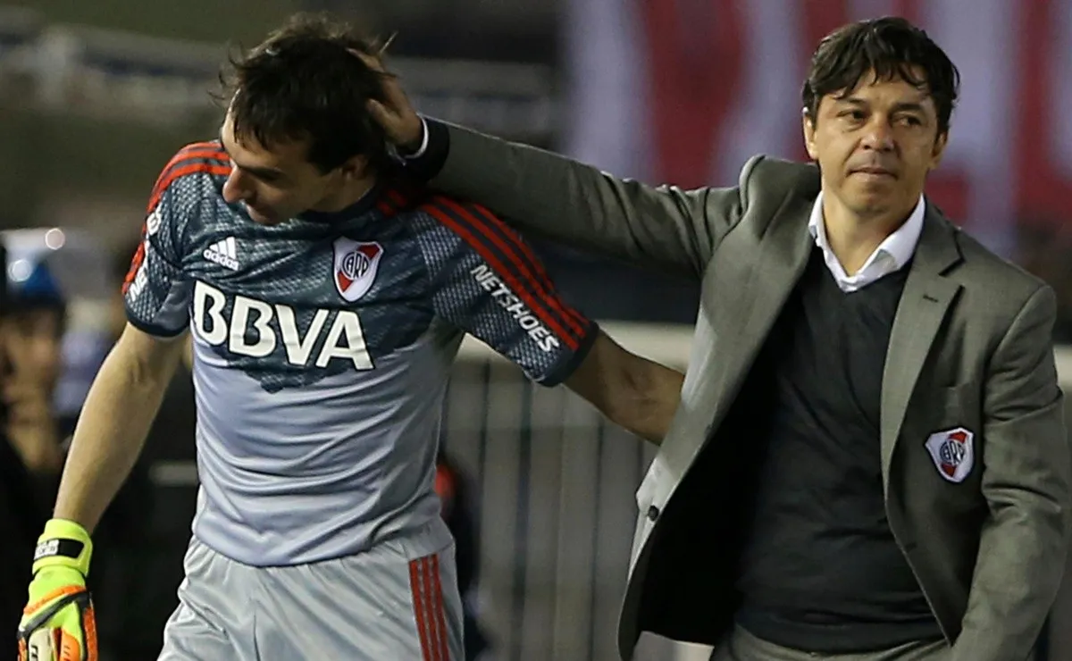 Gallardo saluda a Trapito en lo que fue su último partido en el Millonario en 2016.
