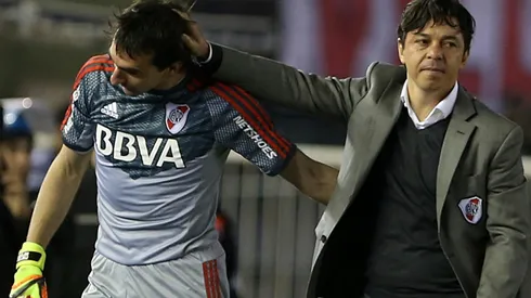 Gallardo saluda a Trapito en lo que fue su último partido en el Millonario en 2016.