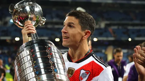 Nacho Fernández con la Copa Libertadores 2018 en sus brazos.