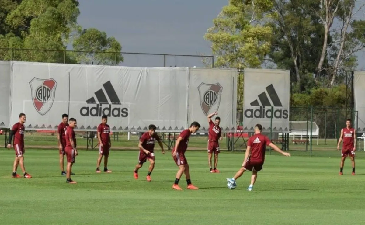 El predio de Ezeiza comenzó a ser acomodado bajo las reglas del protocolo de la AFA.