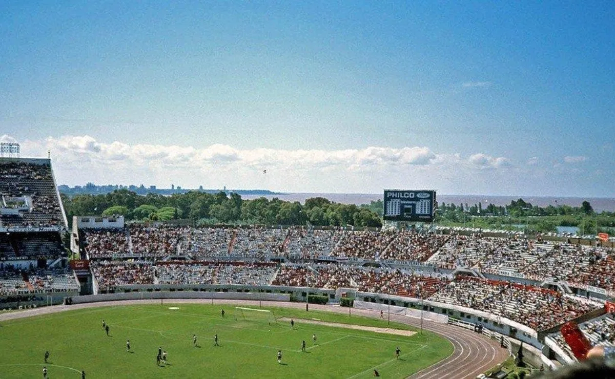 El Monumental logró cerrar la herradura en 1958 con la venta de Sívori.