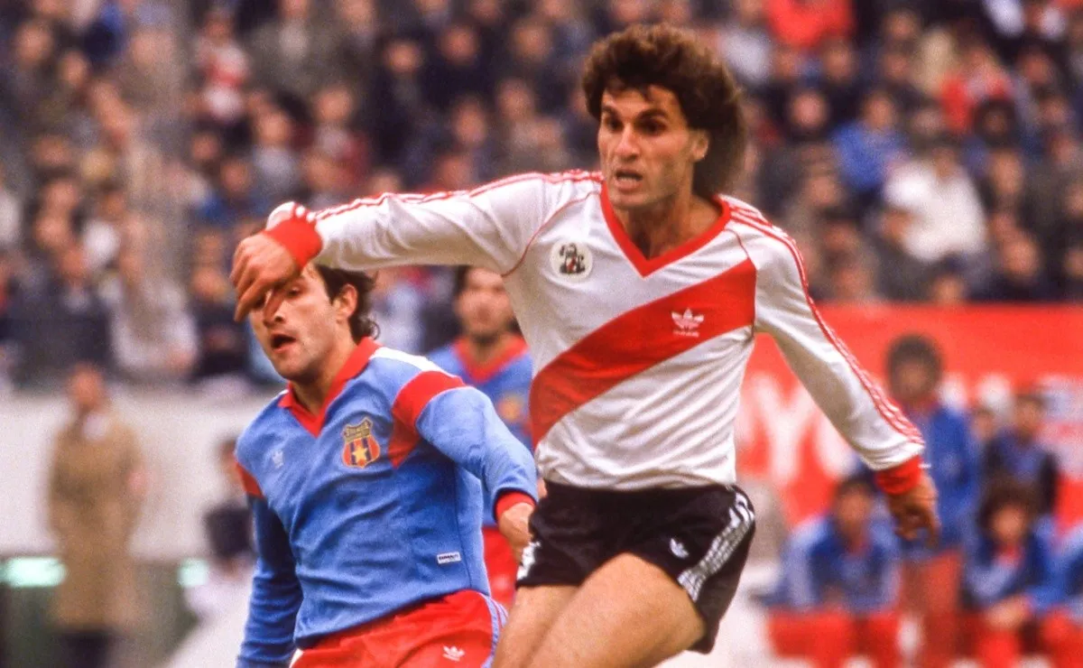 Óscar durante un partido histórico: frente al Steaua de Bucarest por la Intercontinental.