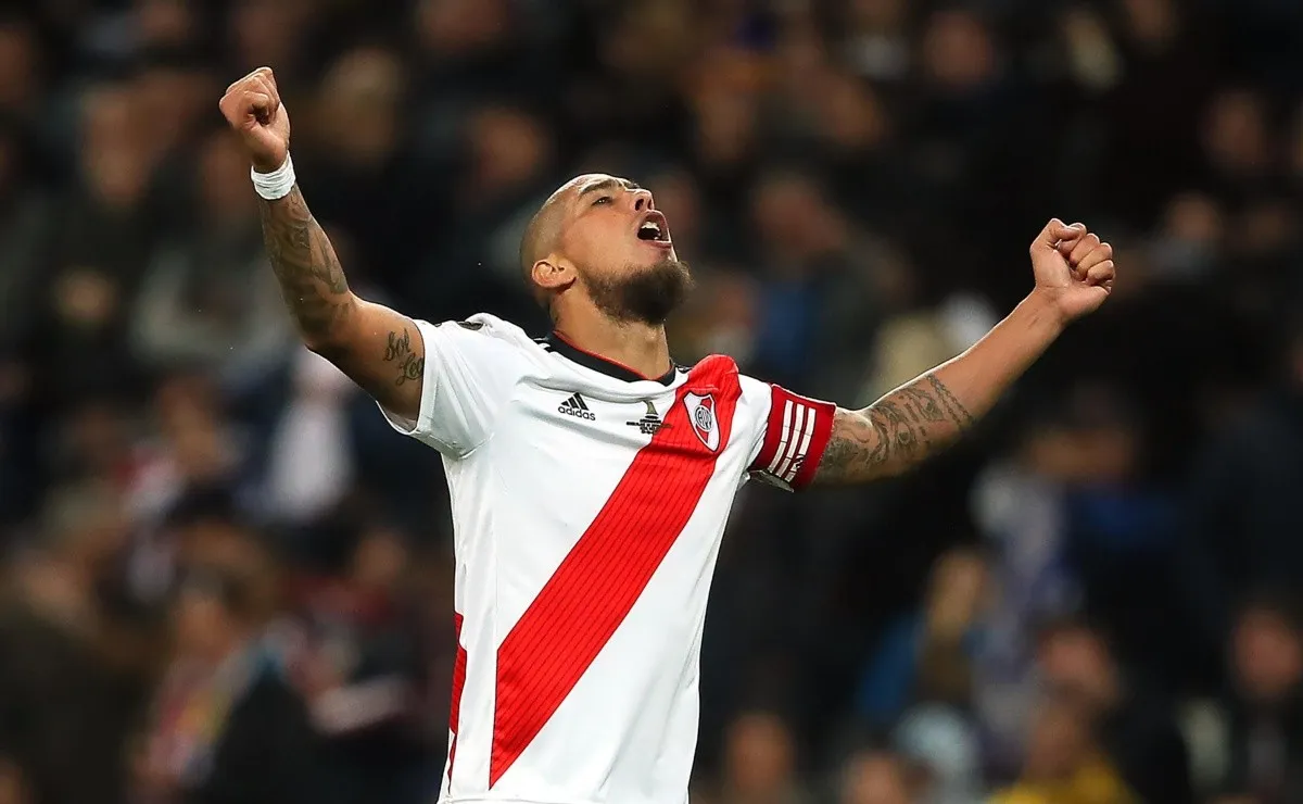 Maidana con el brazalete de capitán en el partido más importante de la historia del club.