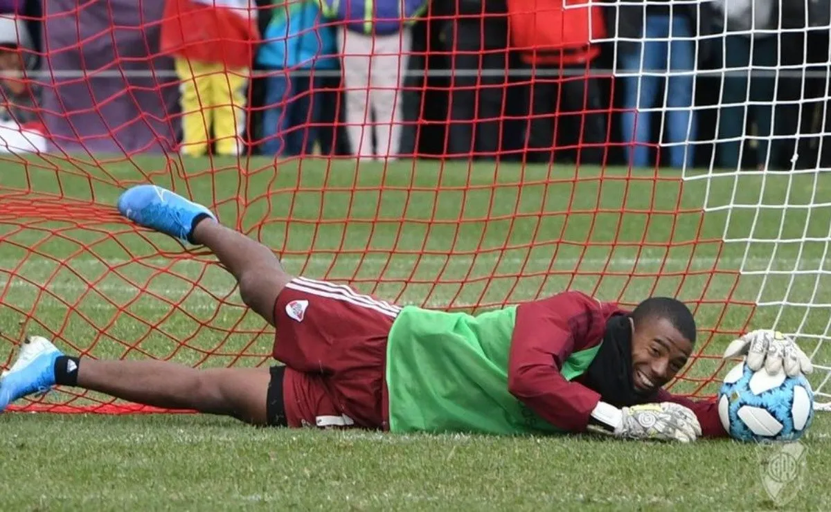 El uruguayo sueñe ponerse los guantes cada tanto en los entrenamientos