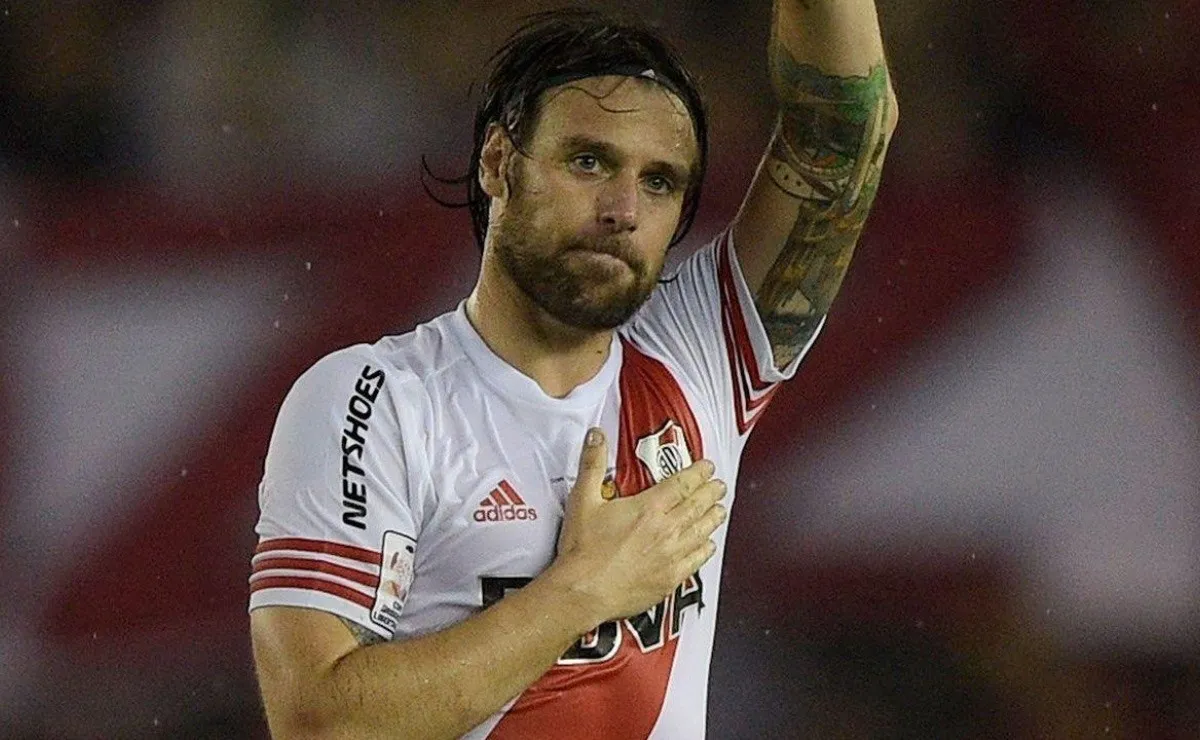 El momento de la despedida antes de ser reemplazado, mientras el público lo ovacionaba a la altura de su idolatría
