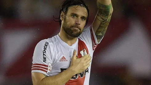 El momento de la despedida antes de ser reemplazado, mientras el público lo ovacionaba a la altura de su idolatría