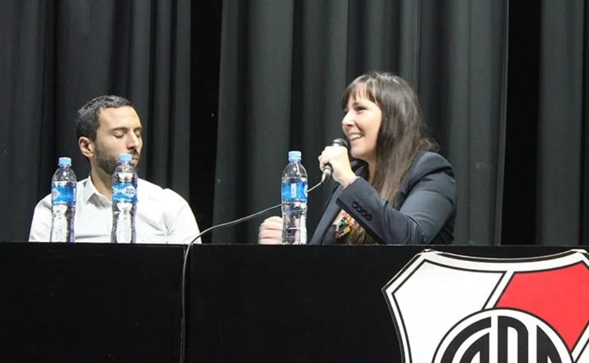Gabriela disertando en una de las tantas charlas que se hacen en el club