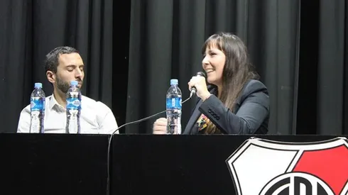 Gabriela disertando en una de las tantas charlas que se hacen en el club