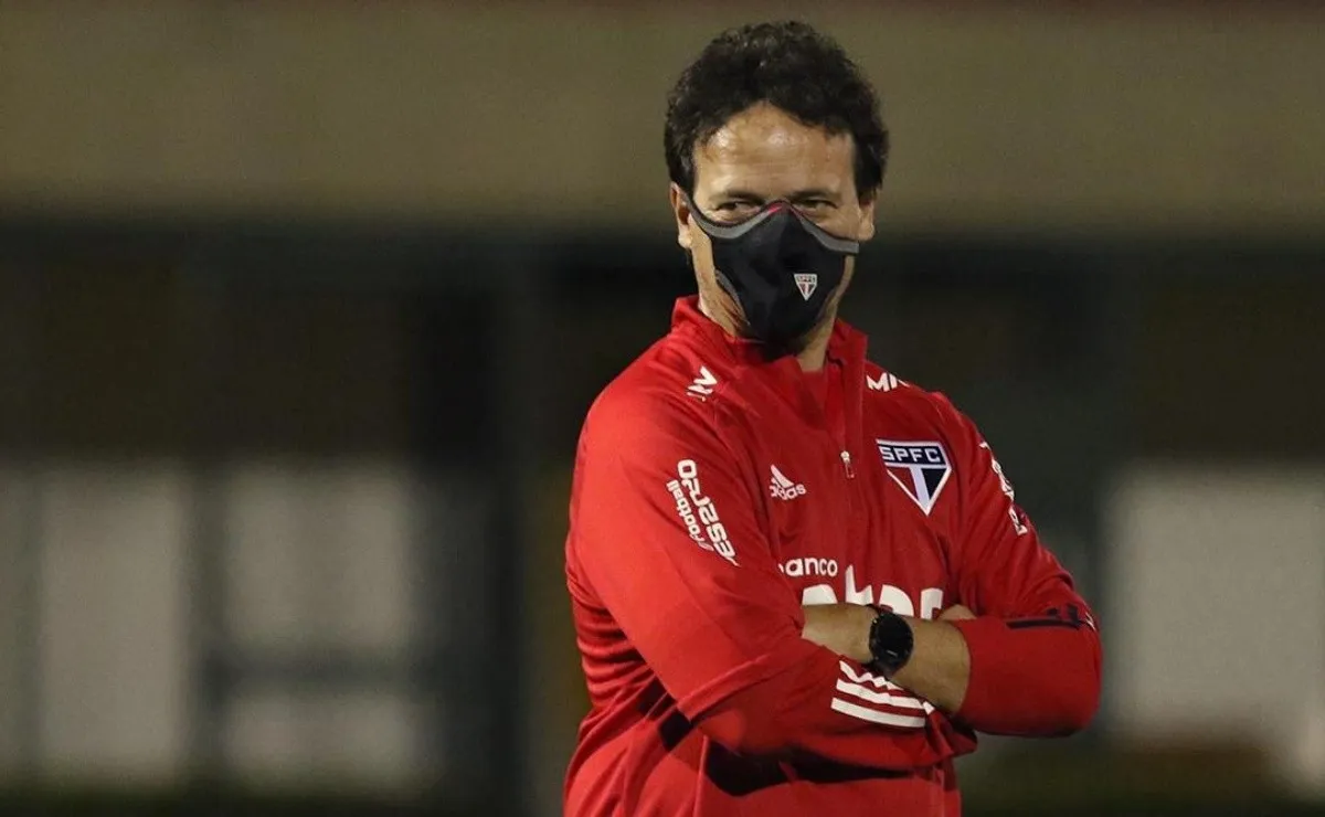 Fernando Diniz cubre todos los aspectos en el regreso de las canchas.