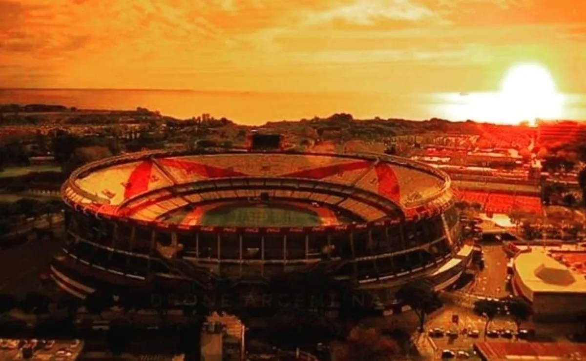 El Monumental vacío y sediento de fútbol, y el sol que se esconde de fondo