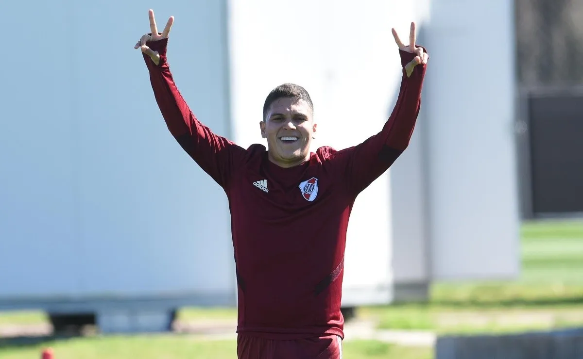 El 10 de River está en su país a la espera de que se confirme la vuelta a los entrenamientos para regresar.