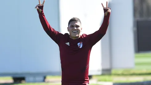 El 10 de River está en su país a la espera de que se confirme la vuelta a los entrenamientos para regresar.