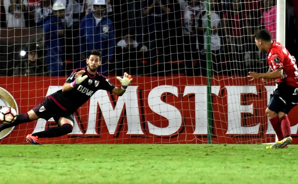 Quintero patea hacia un lado, Batalla vuela hacia el otro.