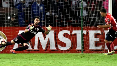 Quintero patea hacia un lado, Batalla vuela hacia el otro.