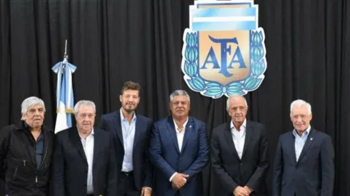 Tapia posando con los presidentes de los equipos más representativos del país (Foto: La Nación)