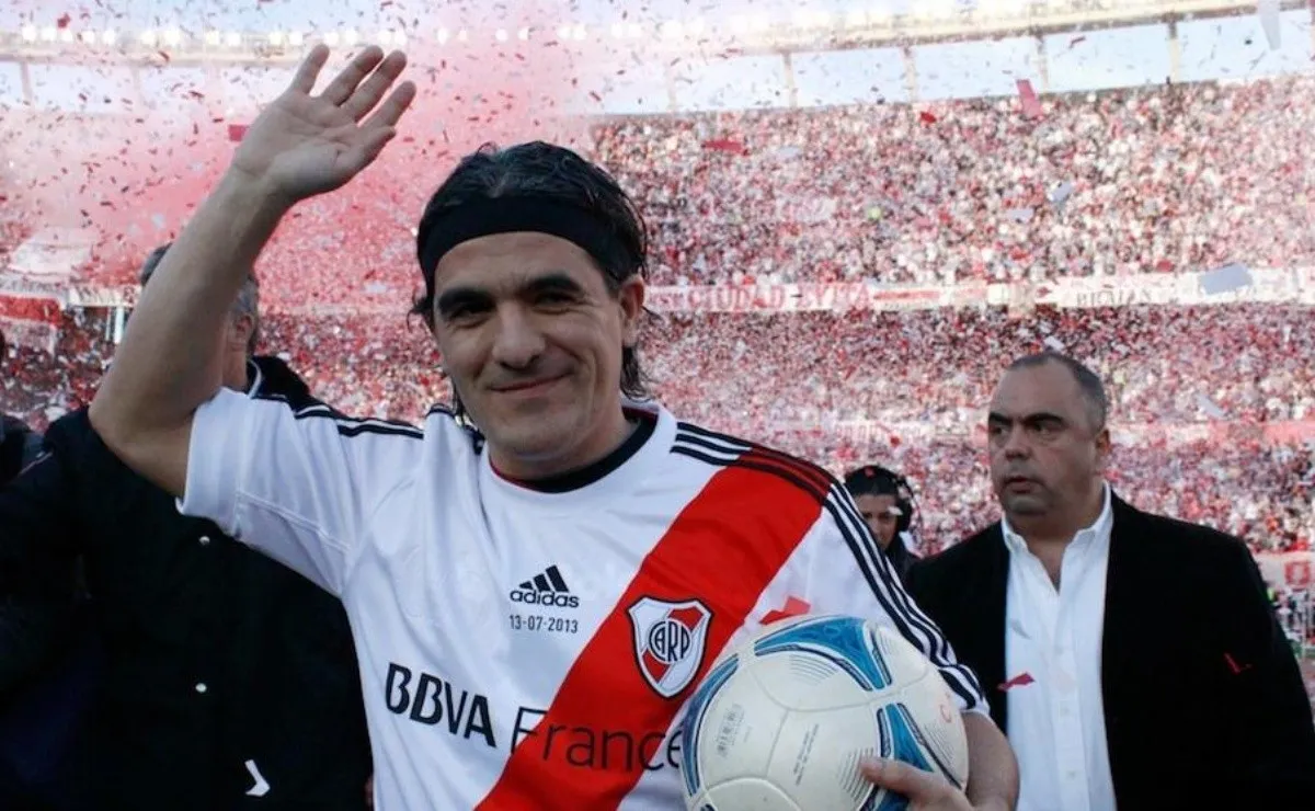 Ariel saliendo a la cancha aquella jornada, lleno de alegría y emoción