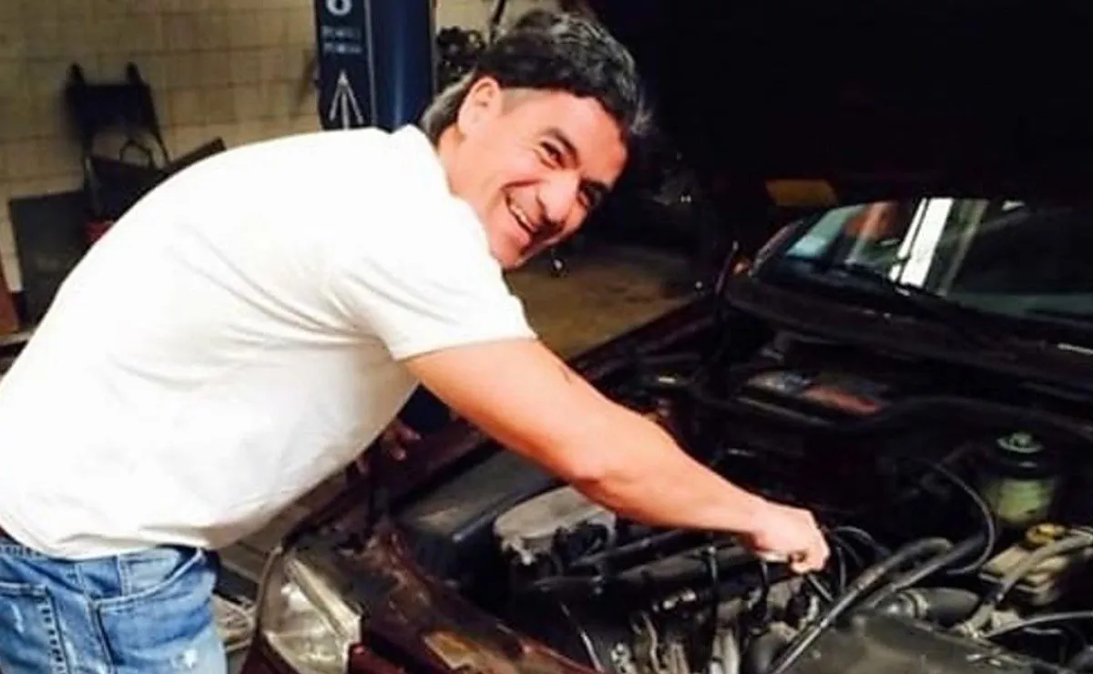 El jujeño, fiel a su estilo, a pura sonrisa en un taller de automóviles