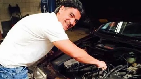 El jujeño, fiel a su estilo, a pura sonrisa en un taller de automóviles