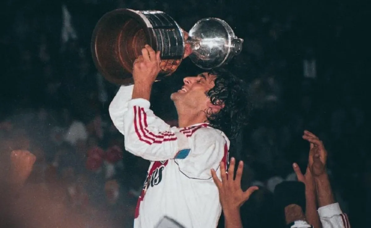 El uruguayo con la segunda Copa Libertadores y la medalla colgando.