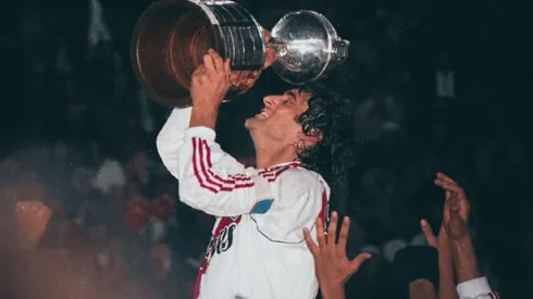 El uruguayo con la segunda Copa Libertadores y la medalla colgando.