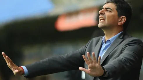 Matías a pura concentración bajando mensajes de calma en plena Bombonera, lo típico en él