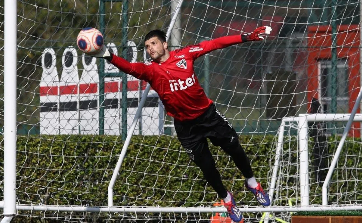 Tiago Volpi vuela en uno de los entrenamiento del club brasileño.