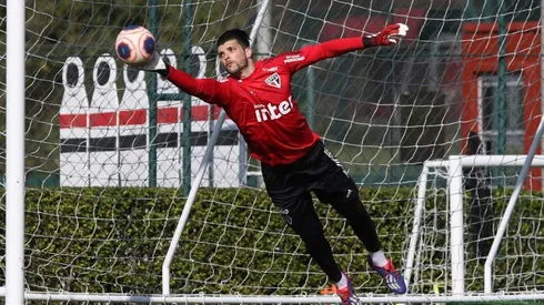 Tiago Volpi vuela en uno de los entrenamiento del club brasileño.