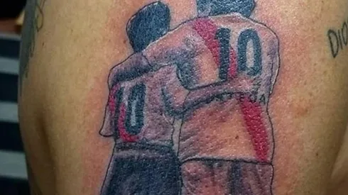 La imagen que inmortalizó el jujeño en su brazo derecho, junto a su hijo Tomás