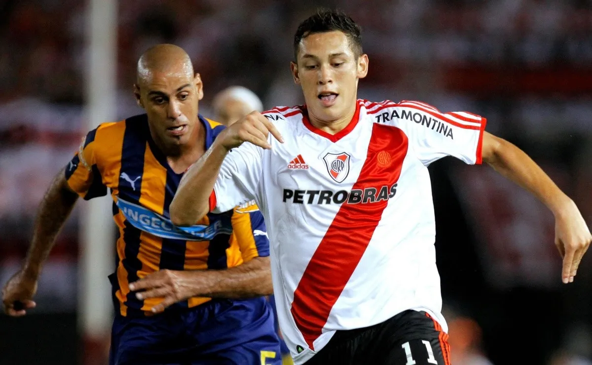 Un joven Ocampos enfrentando a Rosario Central con la camiseta de River.