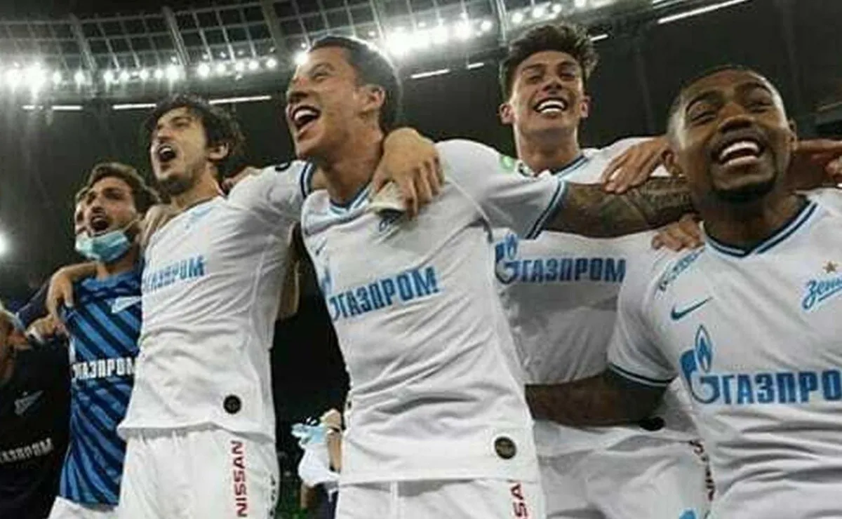Driussi celebrando el título junto a sus compañeros, sin píblico en las tribunas por la pandemia