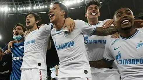 Driussi celebrando el título junto a sus compañeros, sin píblico en las tribunas por la pandemia