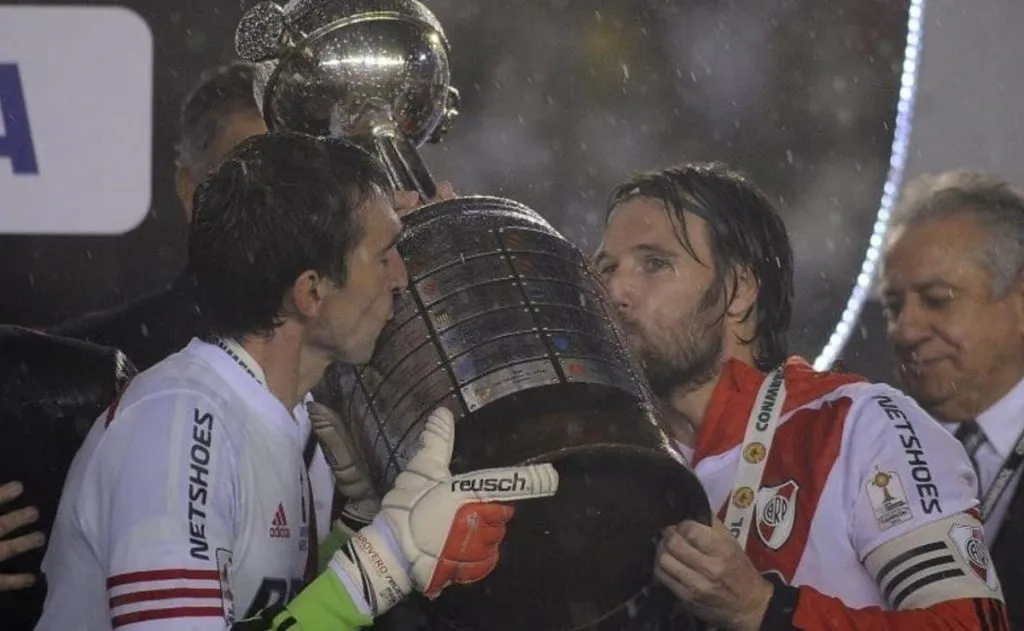 El momento en el que Barovero y Cavenaghi besan la Libertadores, una de las fotos inolvidables de aquel año