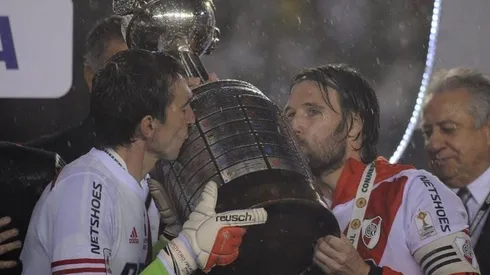 El momento en el que Barovero y Cavenaghi besan la Libertadores, una de las fotos inolvidables de aquel año