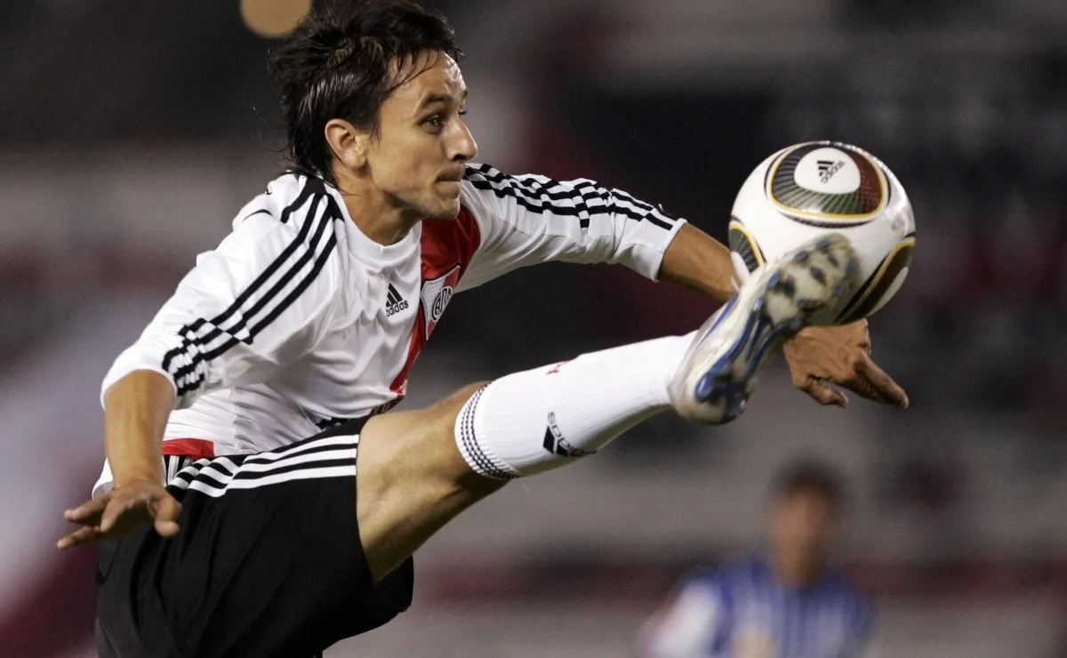 El mediocampista, quien llegó a desempeñarse de volante por derecha, disputó 91 partidos oficiales y convirtió 8 goles.