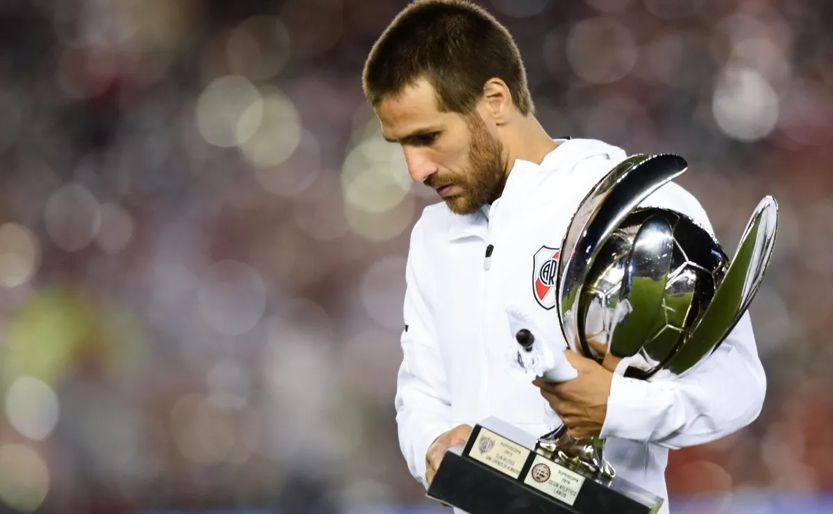 El capitán con la Supercopa Argentina 2018 en sus manos.
