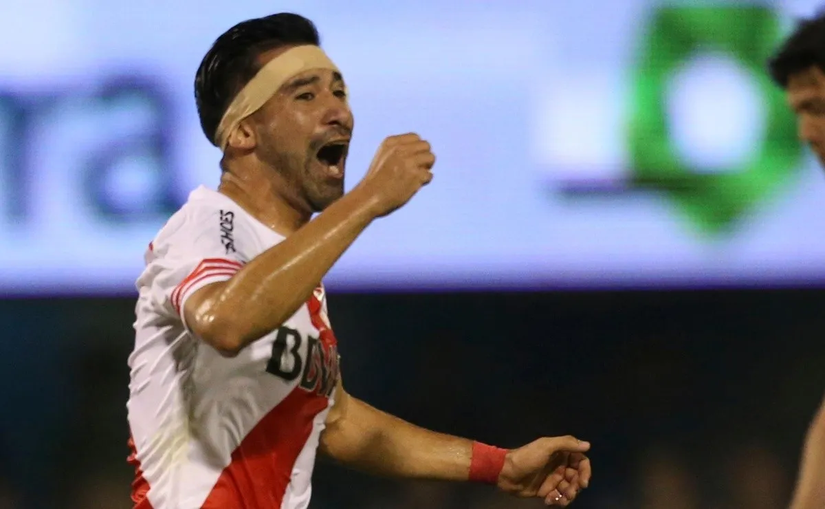 Rojas empezó su carrera en Vélez, donde debutó oficialmente el 26 de agosto de 2007.
