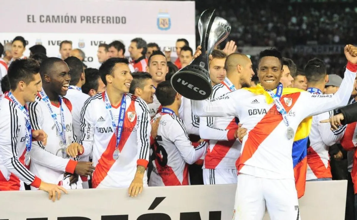 El colombiano con la copa en mano festejando junto a todo el plantel la obtención del Torneo Final 2014