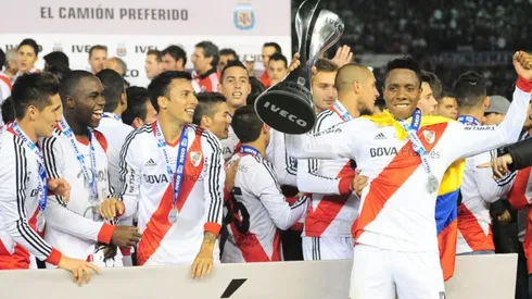 El colombiano con la copa en mano festejando junto a todo el plantel la obtención del Torneo Final 2014