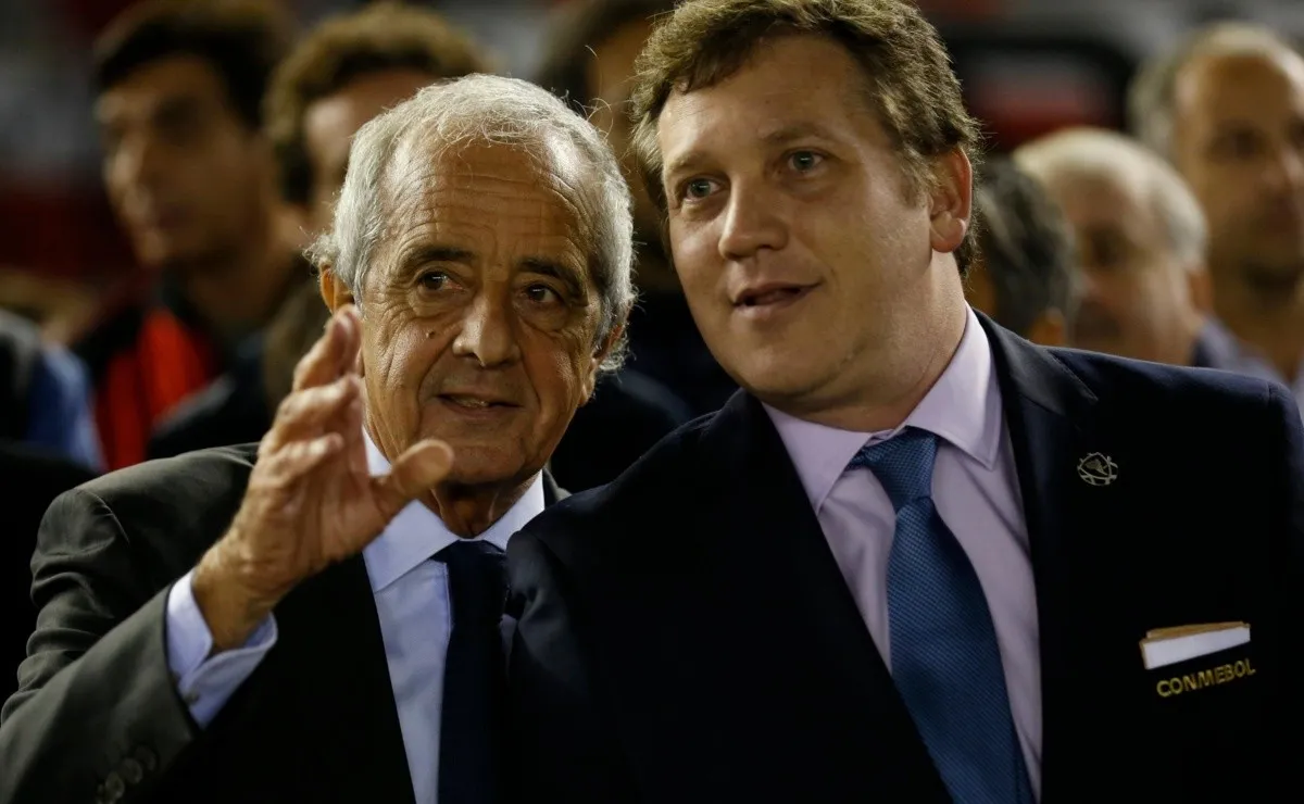 El presidente de River junto al de la Conmebol.
