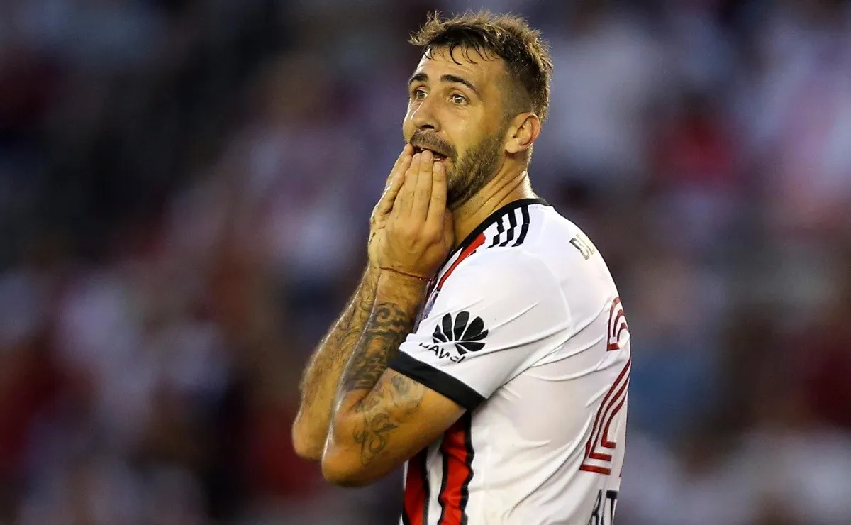 Con la salida de Scocco, el delantero tiene un rival menos en la lucha por un lugar.