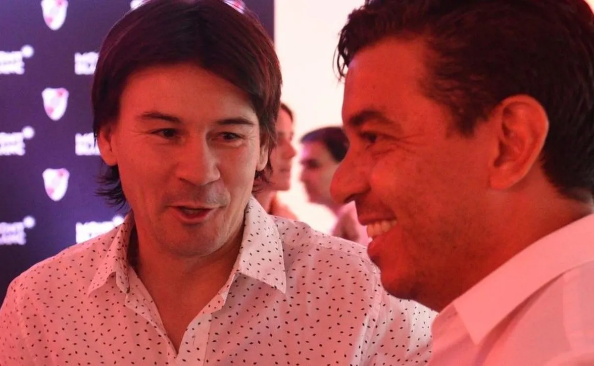 El Mago, en plena charla con Gallardo, en un evento en el Monumental.