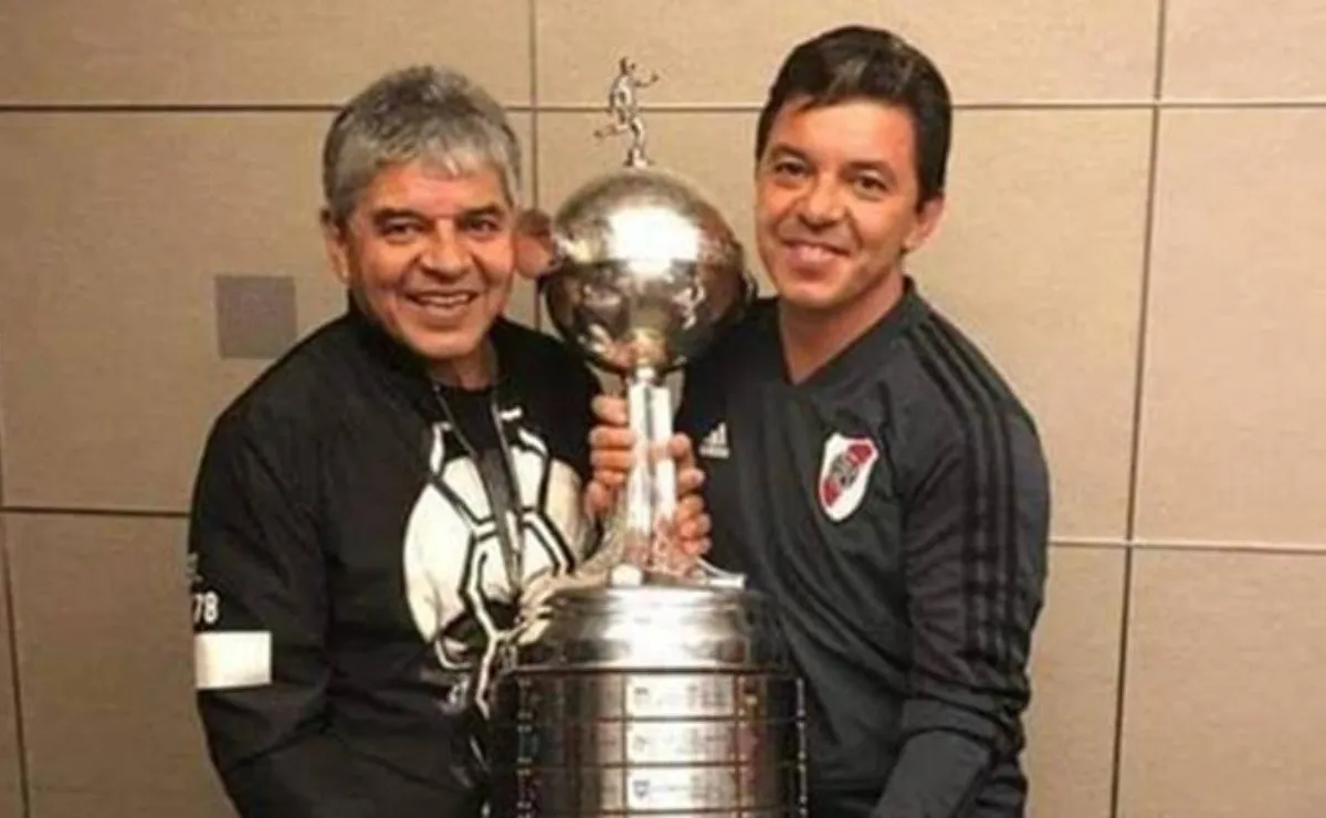 El Muñeco posando con la Libertadores junto a su padre Máximo